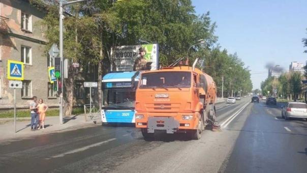 «Пылесос всасывает грязь и выплёвывает обратно»: новосибирцы раскритиковали качество уборки города