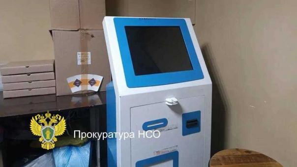 Подсобка превратилась в казино: троих новосибирцев задержали за азартные игры
