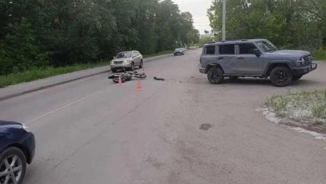 В Омске 18-летний водитель питбайка без прав врезался в «Танк»