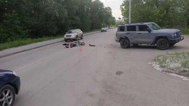В Омске 18-летний водитель питбайка без прав врезался в «Танк»