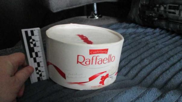 Вместо тысячи слов: омич украл огромную сумму из коробки Rafaello