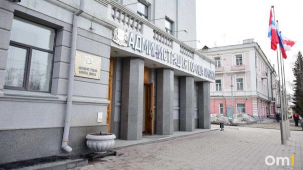 На фасад здания администрации Омска вернулись зеркальные буквы. Где они были?