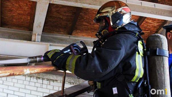 Губернатор Омской области вручил почётные звания трём сотрудникам МЧС