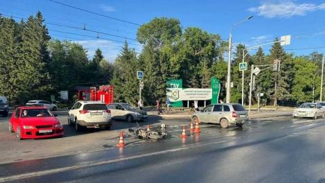 В Омске водитель «Тойоты» не пропустил мотоцикл: мотоциклиста госпитализировали