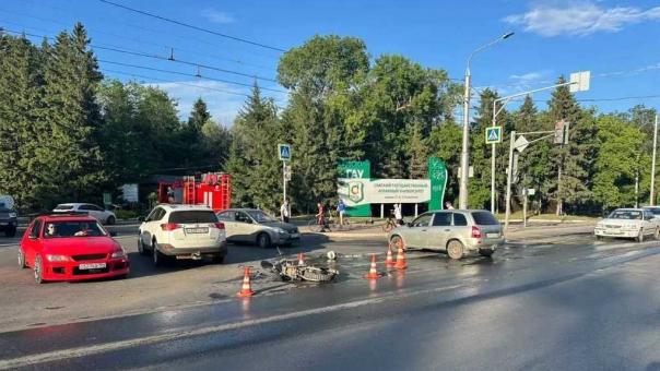 В Омске водитель «Тойоты» не пропустил мотоцикл: мотоциклиста госпитализировали