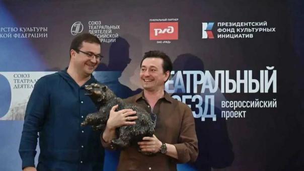 Сергею Безрукову в Омске подарили 50-килограммового медвежонка