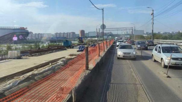 Оборванные провода и «поплывшая» дорога: ночная гроза обрушила тротуар в Заельцовском районе Новосибирска