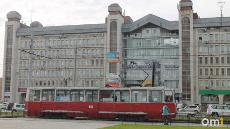 В Омске 84-летнюю пассажирку зажало дверями трамвая
