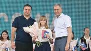 В День России Виталий Хоценко и Александр Артёмов вручили юным омичам их первые паспорта