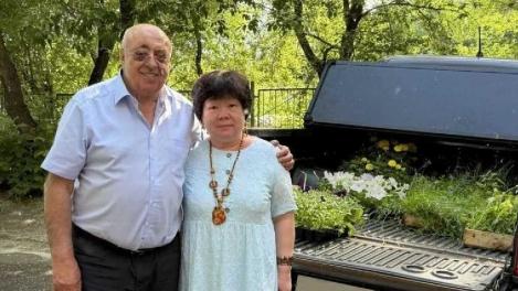 Омичи высадили на городских улицах петунии, астры и бархатцы