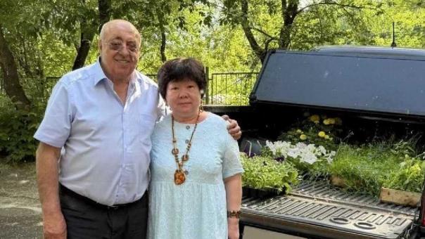 Омичи высадили на городских улицах петунии, астры и бархатцы