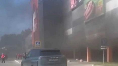 Чёрный дым поднялся у ТЦ «Гигант» в Новосибирске: из здания эвакуировали людей