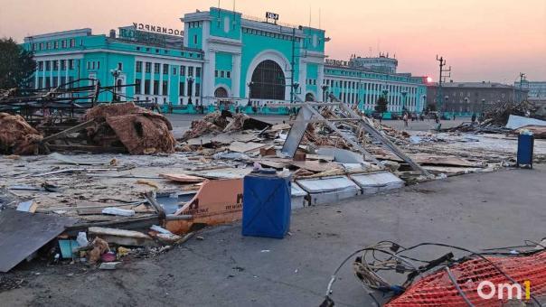 У вокзала «Новосибирск-Главный» снесли торговые киоски: на площади остались горы мусора