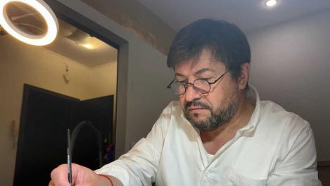 Приехал из Румынии и остался в Новосибирске: история художника, который больше 25 лет создаёт иконы