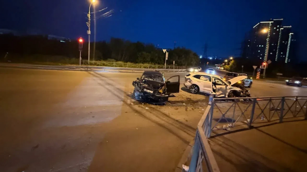 Водитель вылетел на встречку и устроил ДТП с тремя машинами в Новосибирске