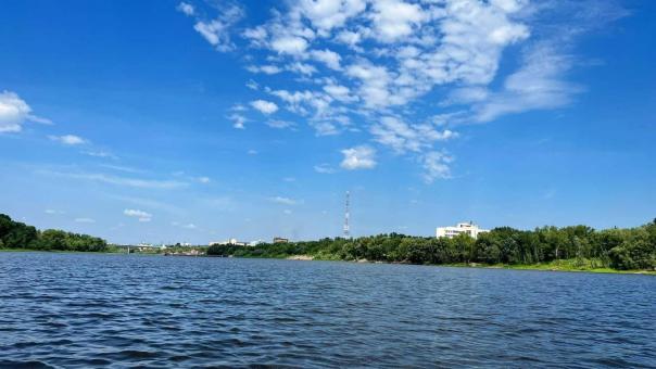 Новосибирца на надувном матрасе унесло на километр от берега на Оби
