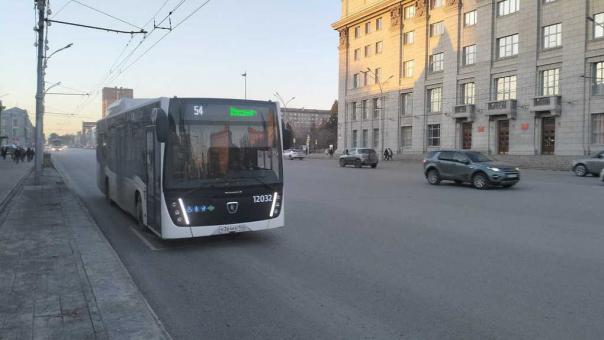 Разгромившего автобус новосибирца нашли без сознания — дебошира увезли на скорой