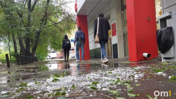 К Омску приближается ураганный ветер с грозой и ливнем