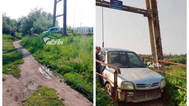 Хотел срезать путь и застрял: машину заблокировало на мосту под Новосибирском