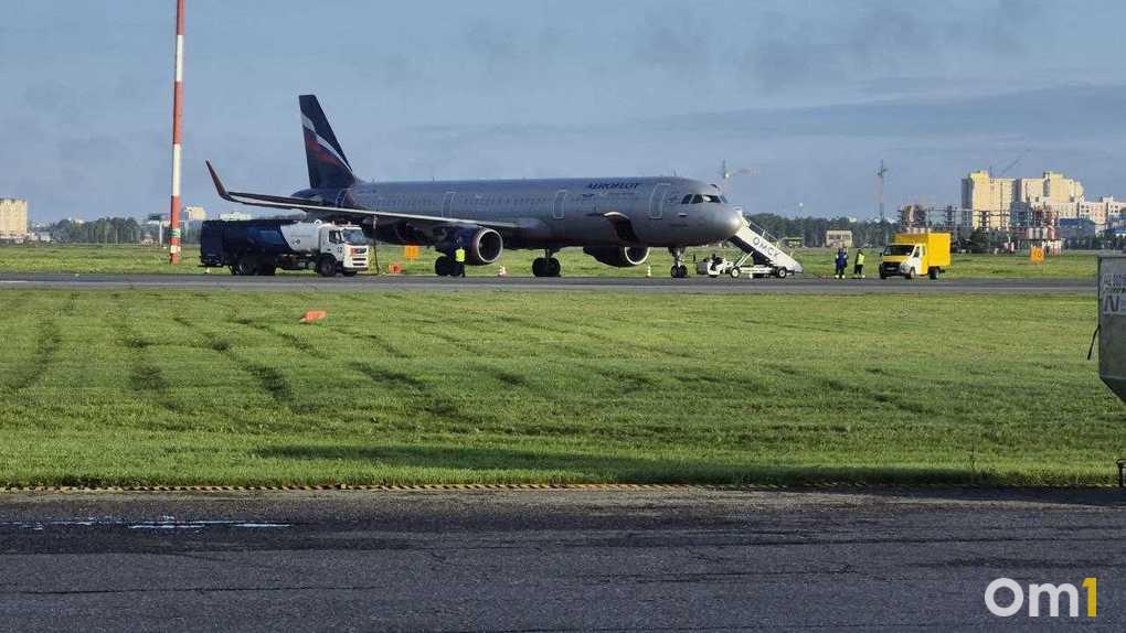 Самолёт Сочи  Архангельск вернулся в аэропорт вылета из-за неисправности на борту