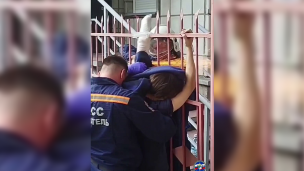 Подросток проткнул руку штырём в Новосибирске — спасатели отрезали кусок забора, на который была нанизана конечность
