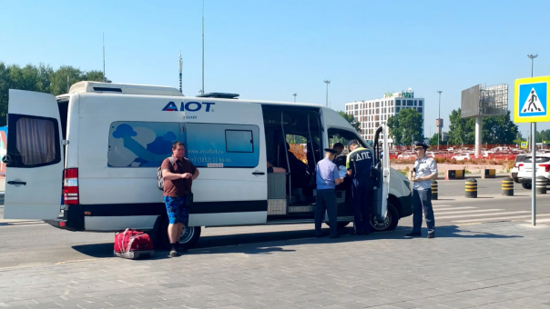 У новосибирского аэропорта взялись за нелегальных перевозчиков: кому грозят штрафы?
