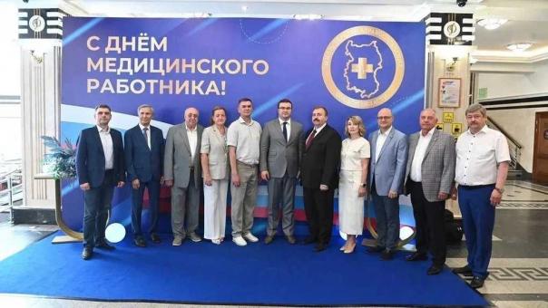В Омске в преддверии профессионального праздника наградили медицинских работников