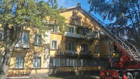 После хлопка газа в жилом доме Новосибирска госпитализировали двух пострадавших — СК начал проверку пожара на Народной