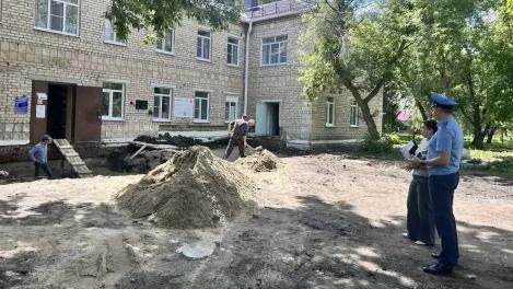 Прокуратура проверила капремонт поликлиники и благоустройство мемориала в Полтавском районе