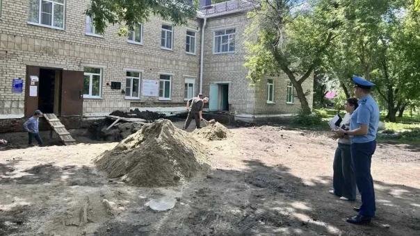 Прокуратура проверила капремонт поликлиники и благоустройство мемориала в Полтавском районе