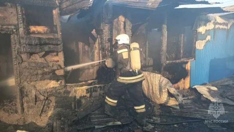 В Калачинском районе на пожаре погиб человек: огнём уничтожены дом, гараж и автомобиль