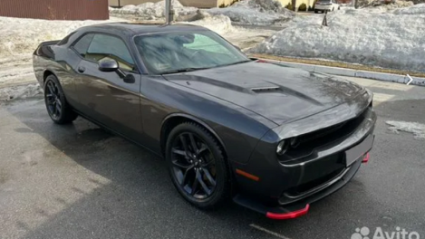 В Новосибирске продают культовый Dodge Challenger V6 — за какую цену предлагают авто?