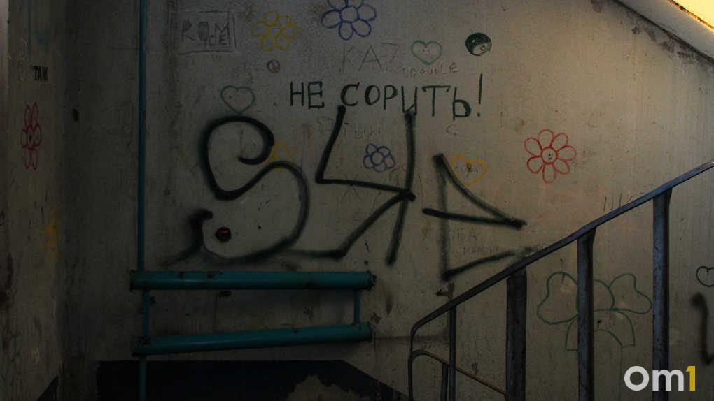 В Омске в жилом доме обрушился потолок в подъезде