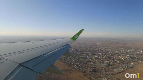 Напал с ножницами и ломился к пилоту: на борту летевшего в Омск самолёта умер мужчина