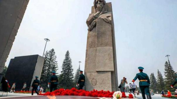 Новосибирск замер на минуту: жители почтили память жертв войны