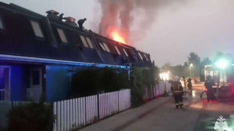 Ночь в дыму и огне: в Толмачёво больше пяти часов тушили пожар в многоквартирном доме
