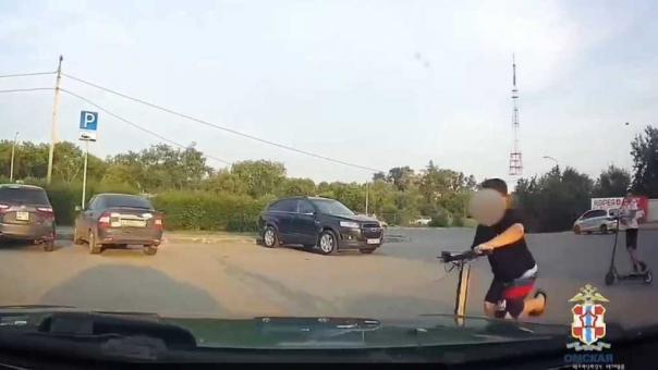 Омич сбил во дворе ребёнка на самокате