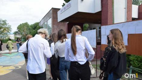 Отпуск подождёт: омичи вынуждены экономить, чтобы оплатить выпускные детям
