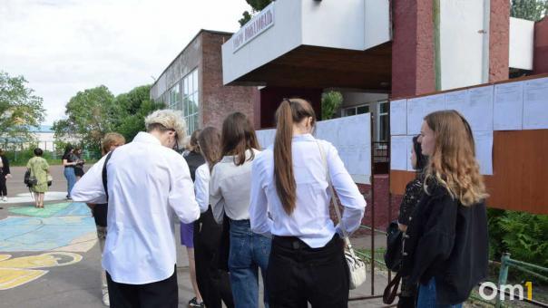 Отпуск подождёт: омичи вынуждены экономить, чтобы оплатить выпускные детям