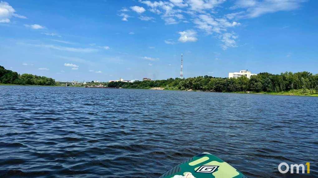 На Оми сапбордиста едва не затянуло в водоворот у Юбилейного моста