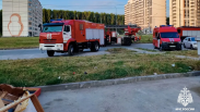 Обычное утро обернулось тревогой: в многоэтажном доме в Новосибирске вспыхнул пожар