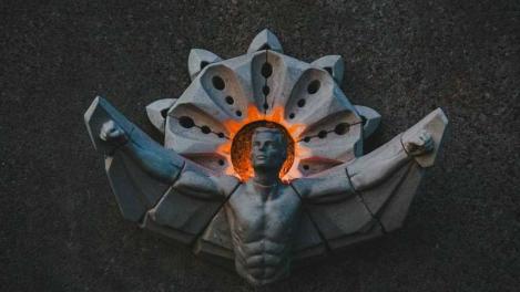 В Омске появился новый горельеф «Икар»