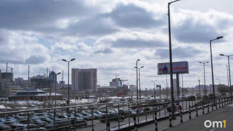 В ТРЦ «Аура» в Новосибирске сократили бесплатный час на парковке — теперь второй и третий час стоят 100 рублей