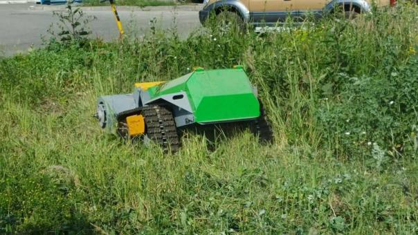 «Саранча» против лопухов: в Новосибирске на борьбу с бурьяном вывели робота-косаря