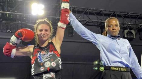 Омичка Белла Дурандина стала чемпионкой мира по тайскому боксу