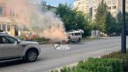 Пламя вспыхнуло под капотом: микроавтобус загорелся на дороге в Новосибирске