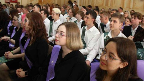 Около 5 000 омских выпускников получат аттестаты об окончании среднего общего образования
