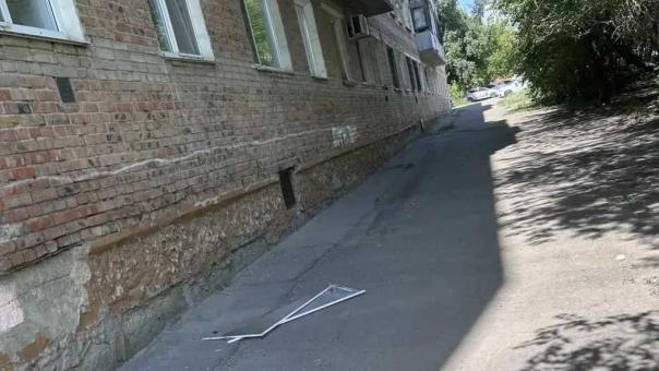Двухлетний мальчик выпал из окна второго этажа в Омске