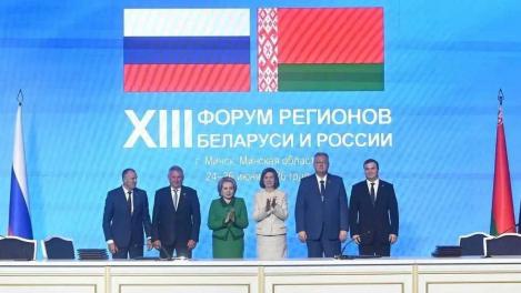 Губернатор Омской области выступил на форуме в Беларуси