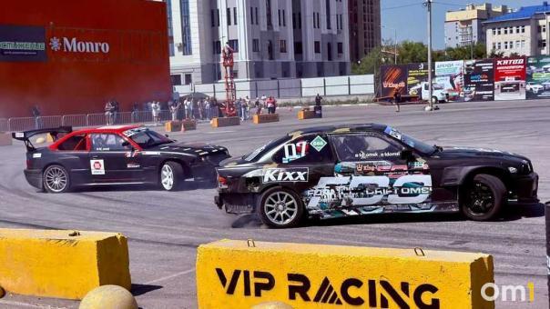 Запах жжёной резины, ретромашины и кабриолеты: в Омске проходит чемпионат по дрифту